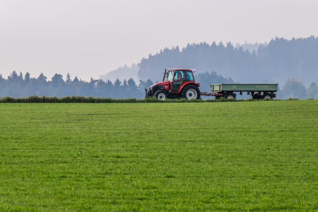 Ein Tracktor der Fahrschule Auböck ist unterwegs mit Lehrer und Schüler