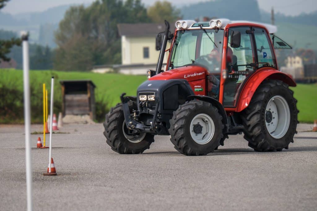 Tracktor der Fahrschule Auböck ist unterwegs am Übungsgelände