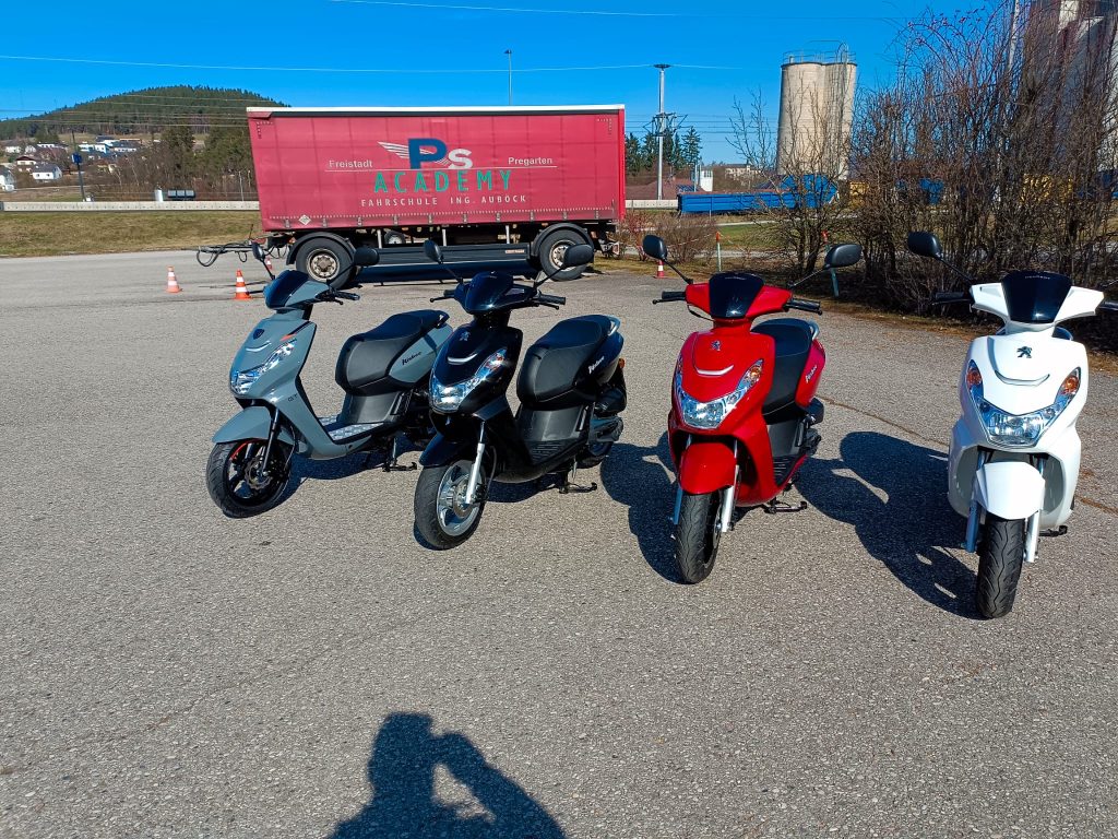 Roller der Fahrschule Auböck