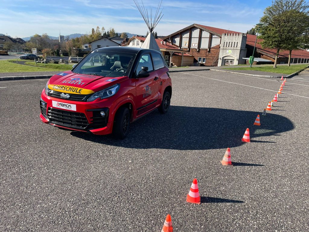 Das Mopedauto der Fahrschule Auböck steht am Übungsplatz