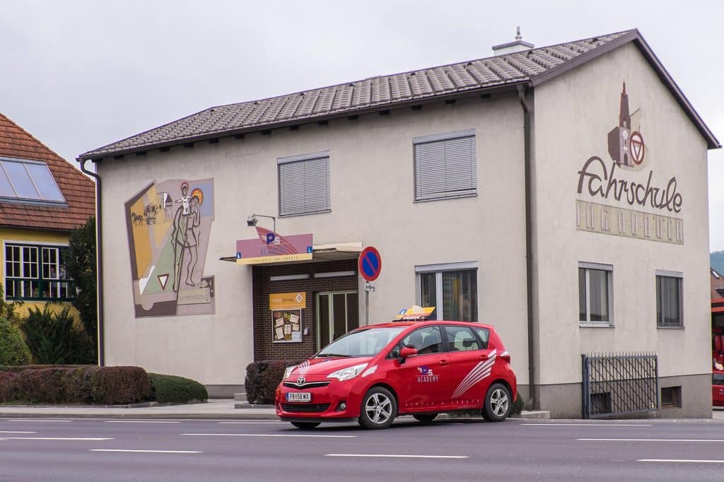Fahrschule Auböck, Fahrschulauto unterwegs mit einem Schüler und Lehrer